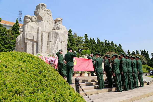 青島革命烈士紀念碑前，軍人誓詞