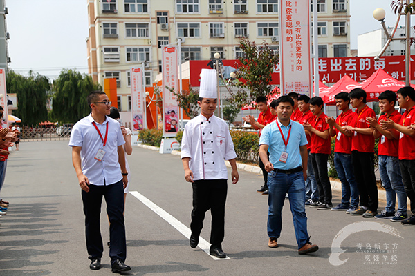 李偉學(xué)長榮歸母校，學(xué)子們夾道歡迎