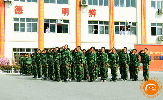 青島新東方烹飪學(xué)校軍訓(xùn)匯演