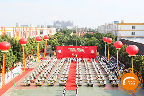 新東方烹飪教育喜迎28周年校慶 全能男神黃渤現(xiàn)身校園